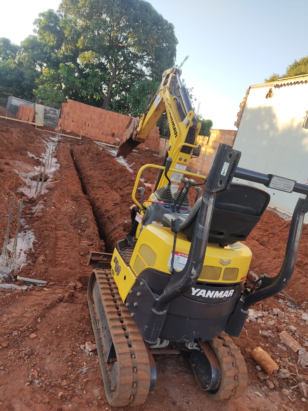 Miniescavadeira para locação em Uberlândia
